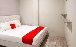 RedDoorz @Deluxe Hotel near Terminal Purabaya Bungurasih