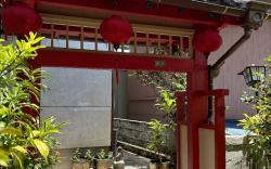 n繁華街まで徒歩10分の好立地！観光や食事を楽しむことができます。よもぎ蒸しを2台設置してあります