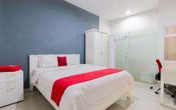 RedDoorz Plus near Living Plaza Jababeka