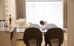 Luxury three-bedroom apartment with city views near the Bund