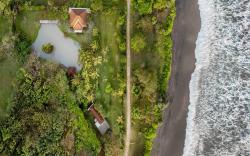Beachside Villa Kelecung with Beach View
