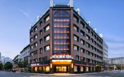 Nostalgia S Hotel (Shanghai Railway Station and Suzhou Creek)