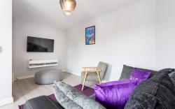 Lovely one-bedroom serviced apartment in Eccles