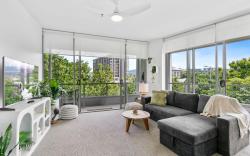 Coastal Harbour lights -Pool  Gym   prime Location