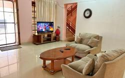 La Casa Luxury Villa at City Centre, 5 kms Airport