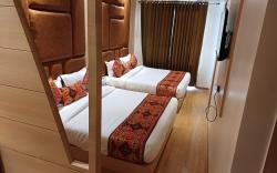 Hotel JR Grand 150 steps from golden temple