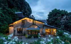 Mystic Abode Colonial House w a Garden by Roamhome