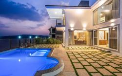 Beloshi's Cliffhanger Private pool 5bhk by Roamhome