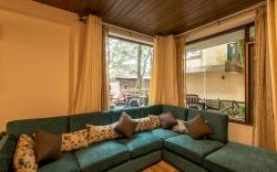 Mountain High Close to Mall Road 2bhk Apartment by Roam home
