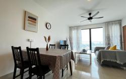 Tranquil Trefoil 2BR-Walk to Setia City Mall/SCCC