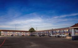 Econo Lodge Inn & Suites