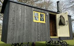Secret Paddock Cabin | Great Views, Close to Beach