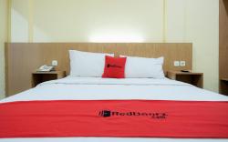 RedDoorz @ Hotel Mayang Sari 1