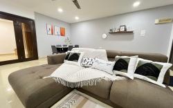 YOLO4 4BR 10PAX CentralTown Netflix