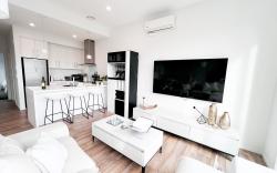 Luxury 2 BDR apartment w/ designer interior