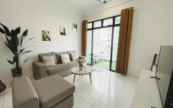 Platino 13 Pax, Mins away from Paradigm & Legoland