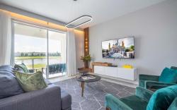 Stylish 2-BR Apt, Sleeps 7, Near Disney Magic