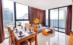 Spacious 2 bedroom apartment| OCEAN VIEW| Center