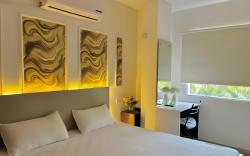 TFFSTAYS GOLDEN SAPPHIRE COUPLE FRIENDLY 
