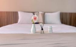 Warm Studio at Gateway Park LRT City By Travelio