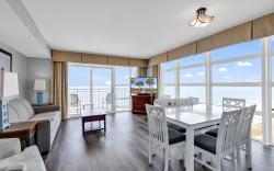 Stunning Condo Overlooking Ocean: Close to the beach