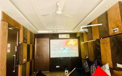 17. 3bhk Pvt.Theater Screen,relax luxury,by instay