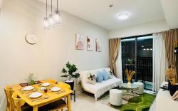 Cozy Masteri Apt nice Pool Gym BBQ near Landmark81