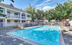 Super 8 by Wyndham Santa Rosa North