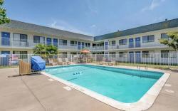 Super 8 by Wyndham Tracy