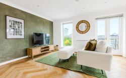 Bright New 2BR flat w/Balcony near ExCeL London