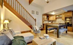 5 bed Maisonette in Fratton + 2 Smart TVs