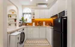 1BR/KiTCHEN/WASHiNG/ LiViNG -Train station