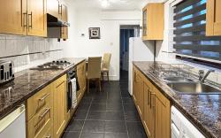A2 Sleeps 4 - Modern Apartment - Central location 