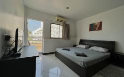 Emerald Hotel with Kitchen