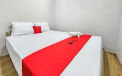 RedDoorz near Mandaya Royal Hospital Puri