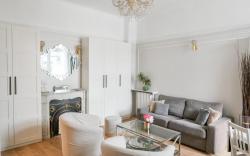 Champs-Élysées apt sleeps 4 w/ AC