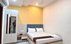 Goroomgo Medhya Grand Varanasi Indian Only Best location Near Shree Kashi Viswanath Temple and Ganga