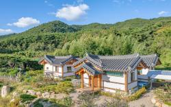 Gyeongju Adamwon hanok dokchae pension