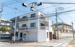 Darin Hawks Street Suite Room