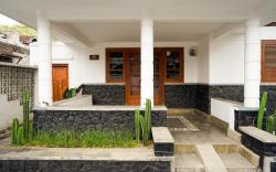 Villa Kamandalu - Oase Klasik Modern di Kota Batu