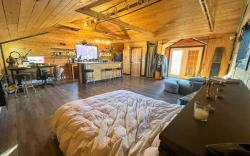 Charming "Melrose Place" w Pool, Deck & Grill