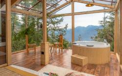 Bastiat Stays| Stunning Glass House With Jacuzzi