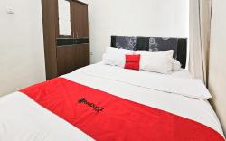 RedDoorz Syariah Nanna Homestay Near Dino Park