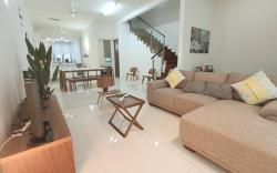 Three Storey 5BR Terrace for 5-13pax 52LP