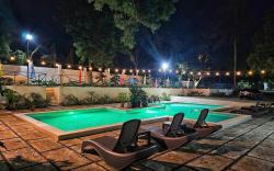 Solstice Suites-Errol Suites (good for 44-46 pax)
