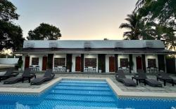 Solstice Suites-Errol Suites (good for 44-46 pax)