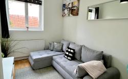 Fulham Broadway Apartment by DC London Rooms