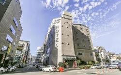H  Hotel