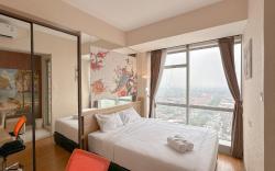 Living 1BR at Grand Sungkono Lagoon By Travelio