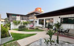 Independent Garden Courtyard, Two Bedrooms, Two Bathrooms, Accommodates 5 People